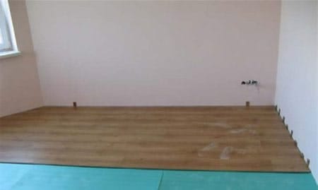 Процесс укладки ламината на подложку из вспененого полиэтилена